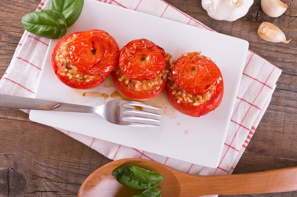 Gefüllte Tomaten auf einem weißen Teller. — Stockfoto