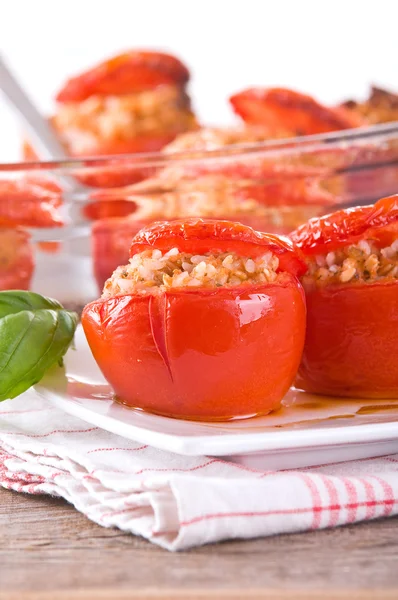 Gefüllte Tomaten auf einem weißen Teller. — Stockfoto