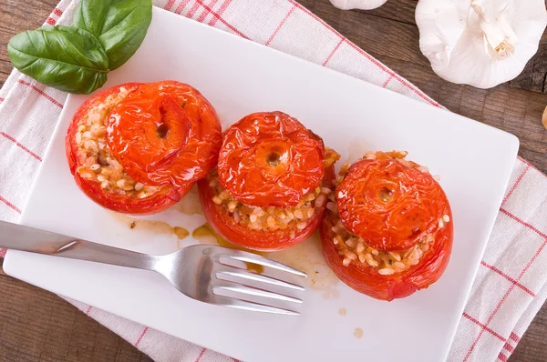 Gefüllte Tomaten auf einem weißen Teller. — Stockfoto