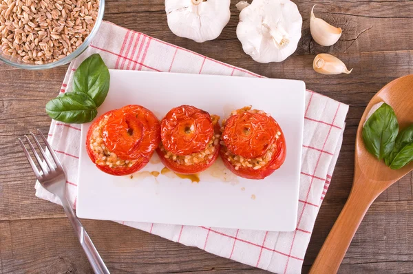 Pomodori ripieni su un piatto bianco . — Foto Stock