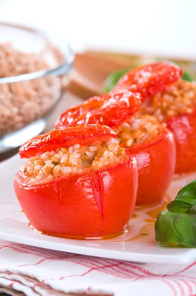 Tomates rellenos en un plato blanco . — Foto de Stock