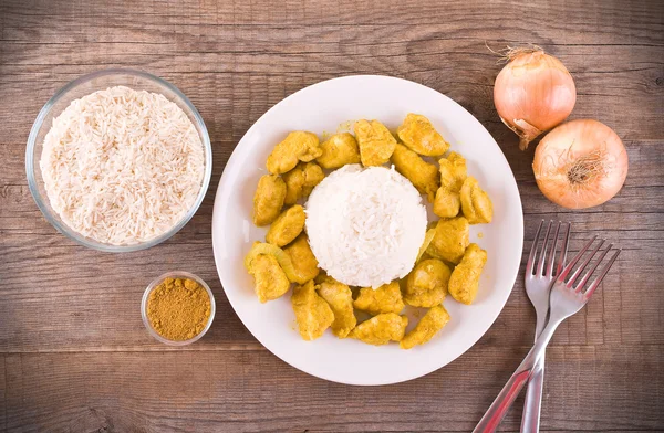 Hühnercurry mit karibischem Reis. — Stockfoto