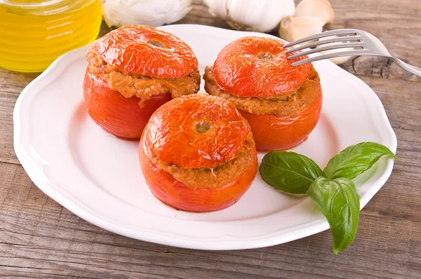 Γεμιστές ντομάτες σε λευκό πιάτο. — Φωτογραφία Αρχείου