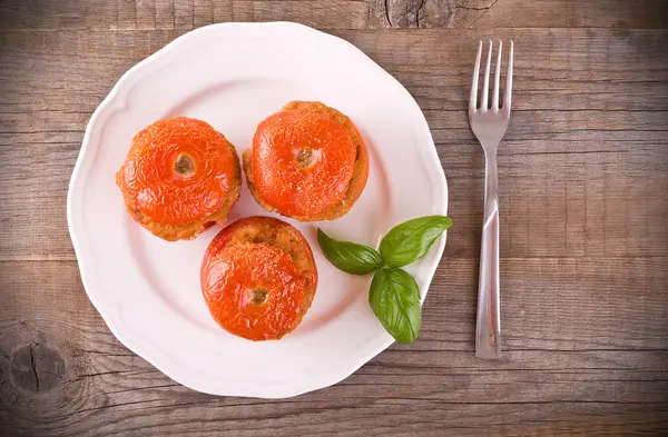 Pomodori ripieni su un piatto bianco . — Foto Stock