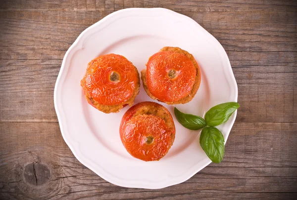 Pomodori ripieni su un piatto bianco . — Foto Stock