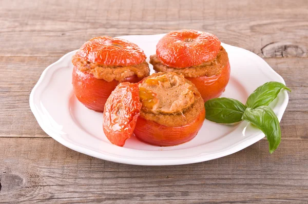 Doldurulmuş domatesler beyaz tabakta. — Stok fotoğraf