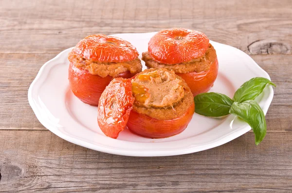 Gefüllte Tomaten auf einem weißen Teller. — Stockfoto