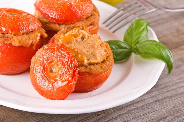 Gefüllte Tomaten auf einem weißen Teller. — Stockfoto