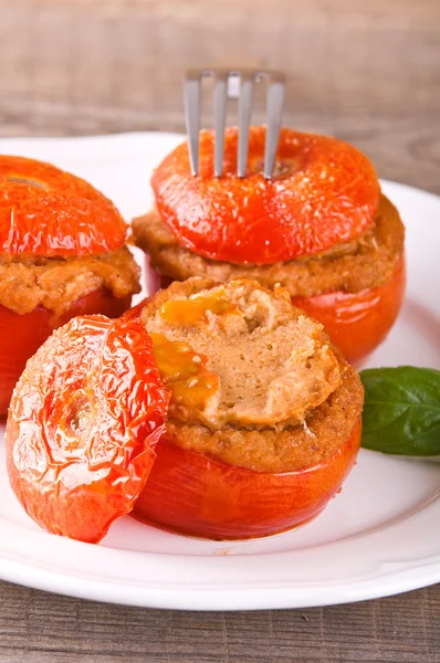 Gefüllte Tomaten auf einem weißen Teller. — Stockfoto