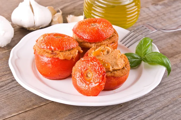 Gefüllte Tomaten auf einem weißen Teller. — Stockfoto