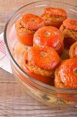 Doldurulmuş domates cam kase üzerinde.