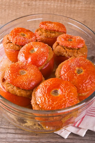 Gefüllte Tomaten auf Glasschüssel. — Stockfoto