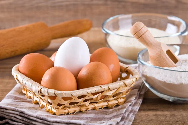 Huevos en la cesta. — Foto de Stock