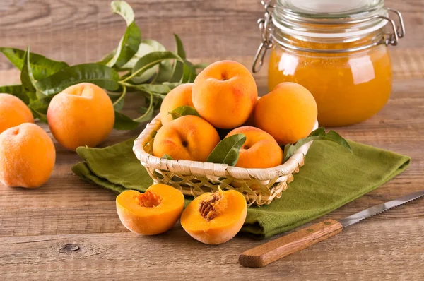 Perziken met jam. — Stockfoto