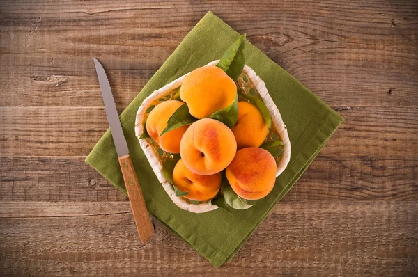 Peaches in the basket. — Stock Photo, Image