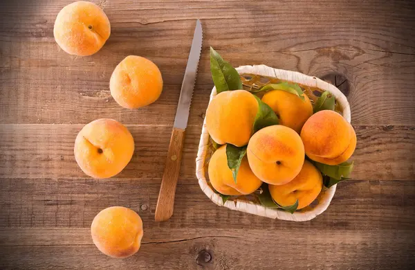 Peaches in the basket. — Stock Photo, Image