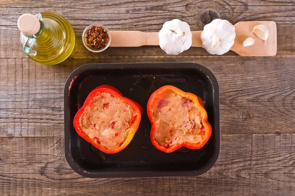 Pimientos rellenos crudos . — Foto de Stock