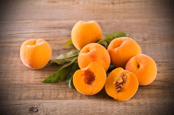 Peaches on wooden table. — Stock Photo, Image