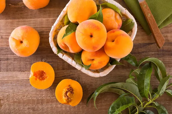 Peaches in the basket. — Stock Photo, Image