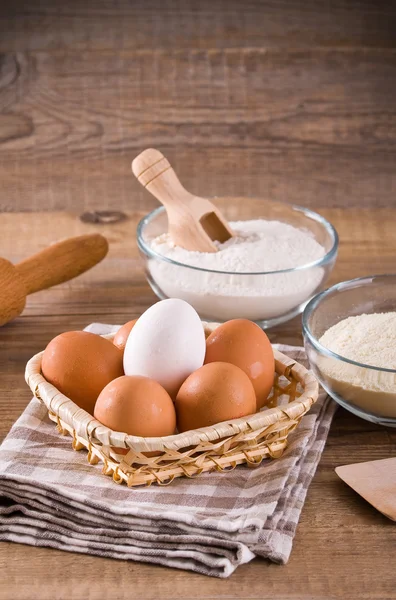 Huevos en la cesta. — Foto de Stock