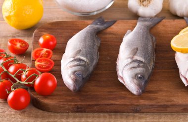 Pişmemiş deniz levreği.