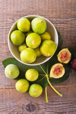 Ahşap masa üzerinde tatlı incir.