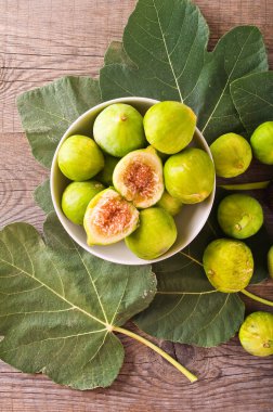 Ahşap masa üzerinde tatlı incir.