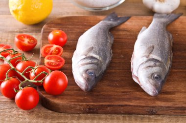 Pişmemiş Deniz Bass ahşap breadboard üzerinde görüntü.