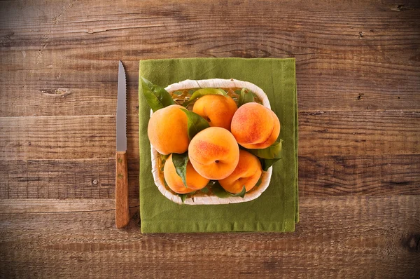 Afbeelding van een groep van perziken in de mand. — Stockfoto