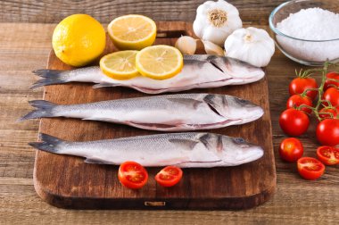 Breadboard üzerinde çiğ levrek.