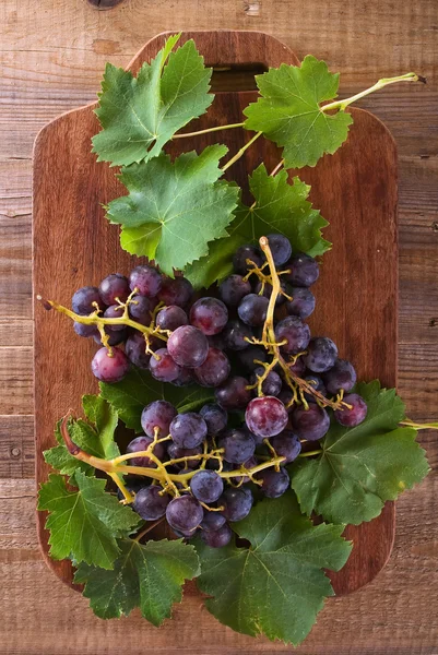 Куча винограда на деревянном столе . — стоковое фото