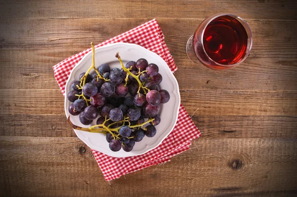 Ramo de uvas sobre mesa de madera . —  Fotos de Stock