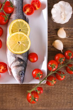 Pişmemiş Deniz Bass breadboard üzerinde görüntü.