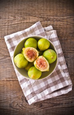 Ahşap masa üzerinde tatlı incir.