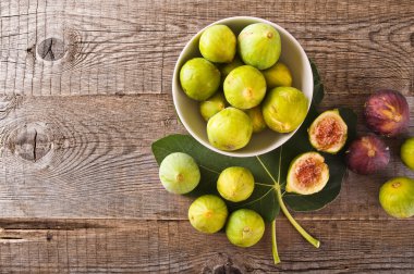 Ahşap masa üzerinde tatlı incir.