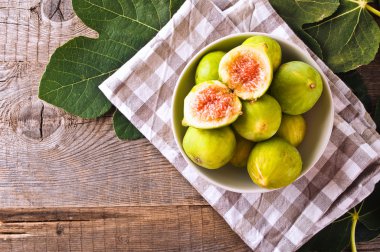 ahşap masa üzerinde tatlı incir grup.