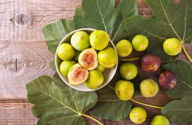 Ahşap masa üzerinde tatlı incir görüntüsünü.