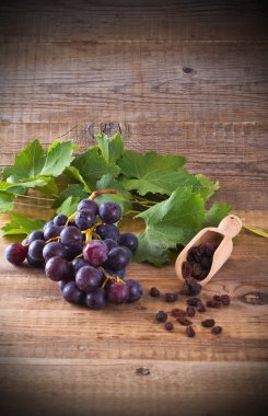 Ahşap üzerinde üzüm demet.