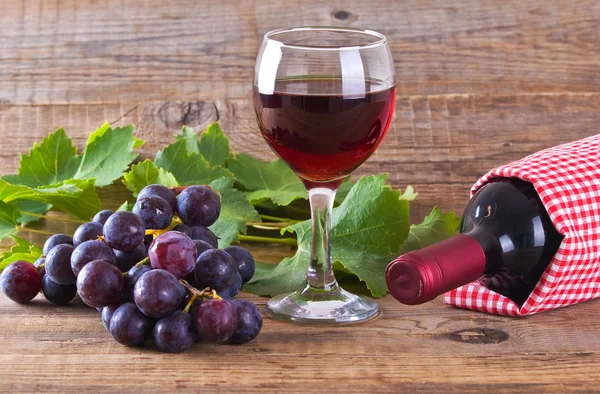 Tros druiven op houten. — Stockfoto