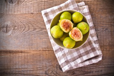 Ahşap masa üzerinde tatlı incir.