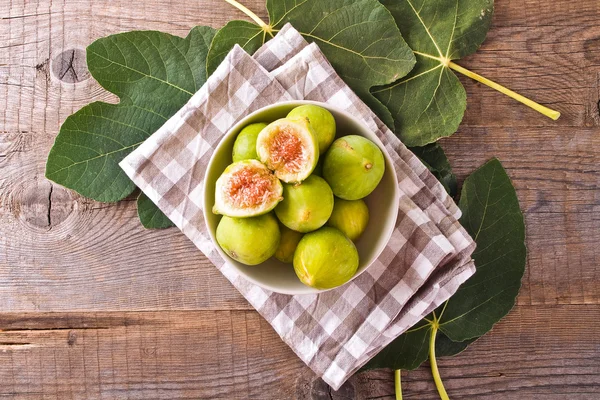 Zoete vijgen op houten tafel. — Stockfoto