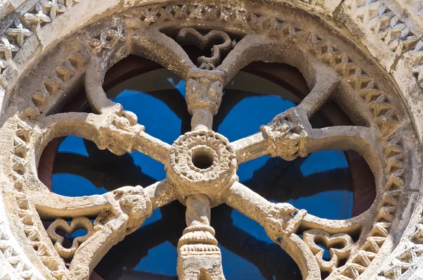 Ros fönster av kyrkan av St Severino. — Stockfoto