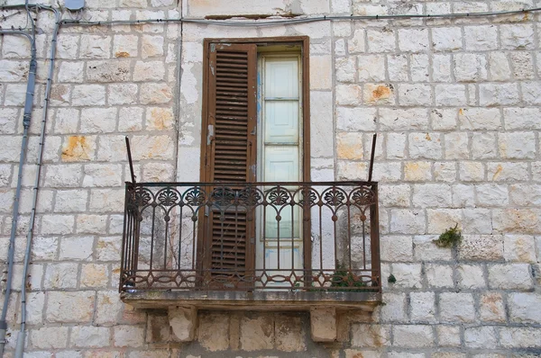Trä övergivna fönster på historiskt palats. — Stockfoto