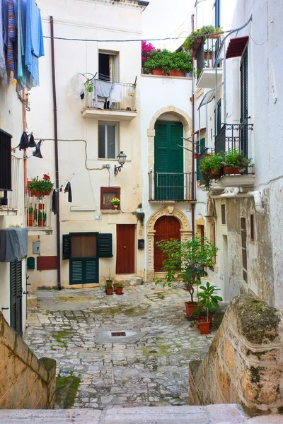 Bild av en gränd i Monopoli. Puglia. Italien. — Stockfoto