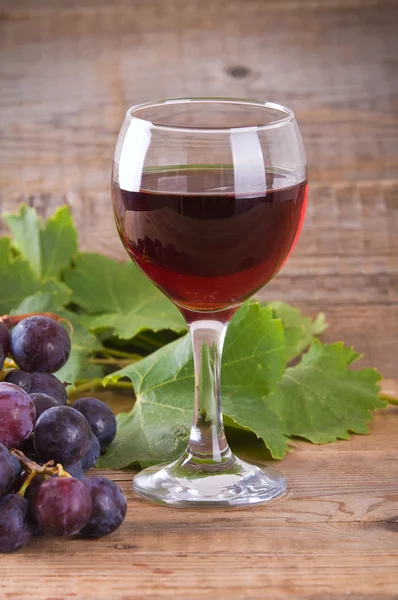 Ramo de uvas con copa de vino tinto . —  Fotos de Stock