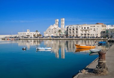 Molfetta 'nın panoramik görüntüsü. Puglia. İtalya.