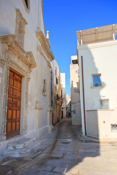 Alleyway de Monopoli. Puglia. Itália . — Fotografia de Stock