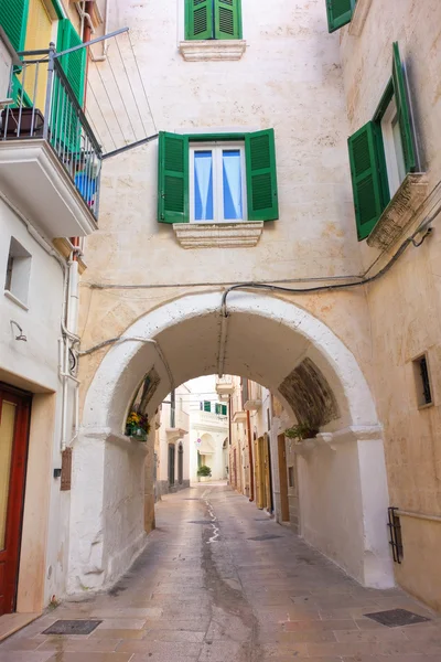 Alleyway. Monopoli.  Puglia. Italy. — Stock Photo, Image