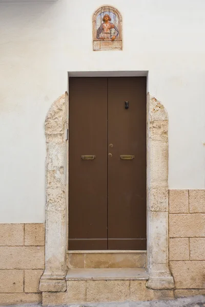 Tahta kapı. Monopoli 'de. Puglia. İtalya. — Stok fotoğraf