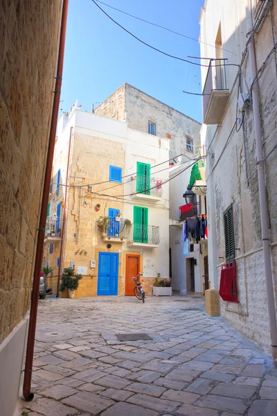 Gasse. Monopoli. Apulien. Italien. — Stockfoto